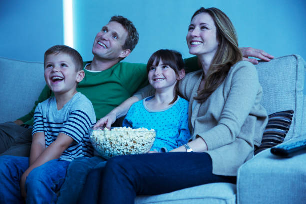 família assistindo televisão na sala de estar - entertainment center watching tv television popcorn - fotografias e filmes do acervo