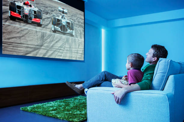 padre e hijo viendo la televisión en la sala de estar - equipo de ocio fotografías e imágenes de stock