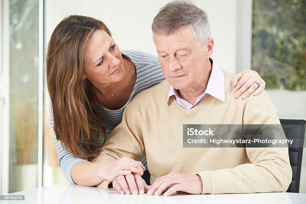 Verwirrt alter Mann mit Erwachsenen Tochter im Hause - Lizenzfrei Demenz Stock-Foto
