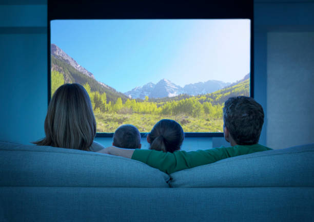 familie beim fernsehen im wohnzimmer - heimkino anlage stock-fotos und bilder