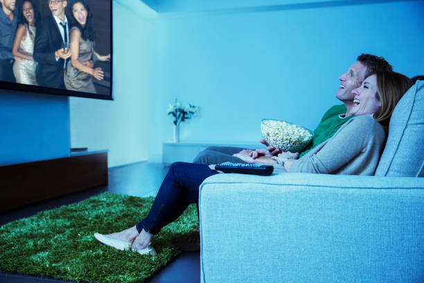 casal assistindo televisão na sala de estar - entertainment center watching tv television popcorn - fotografias e filmes do acervo