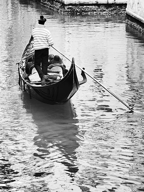 góndola - venice gondola fotografías e imágenes de stock