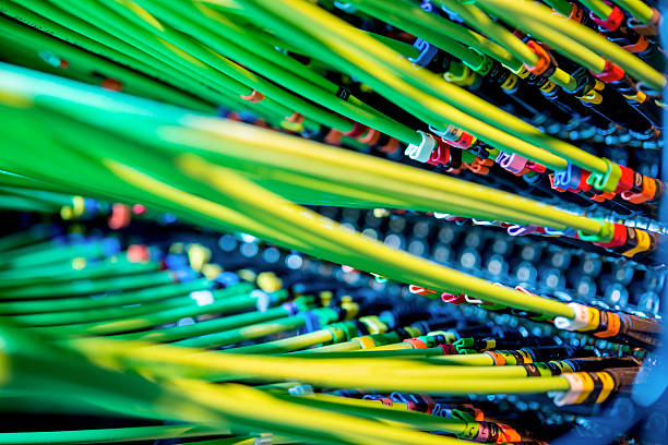 緑色ワイヤを接続し、ネットワークサーバ - cable network server network connection plug green ストックフォトと画像