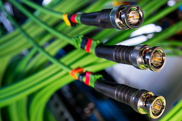 グリーンのネットワークケーブルソケット付き - cable network server network connection plug green ストックフォトと画像