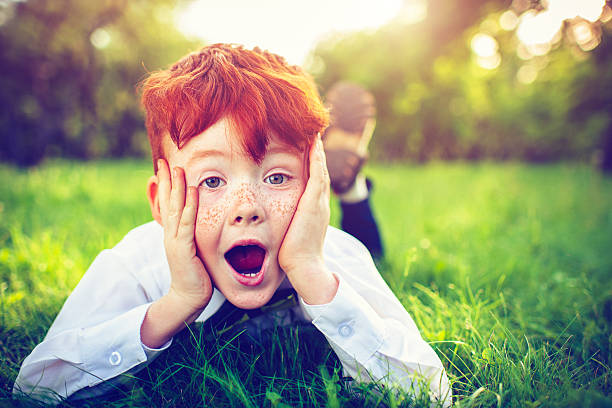 capelli rossi bambino all'aperto - little boys shock surprise human mouth foto e immagini stock