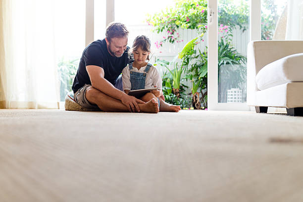 tatuś, spójrzcie na to! - sofa indoors childhood technology zdjęcia i obrazy z banku zdjęć