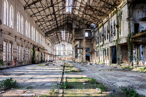 antiga fábrica abandonada - abandonado imagens e fotografias de stock