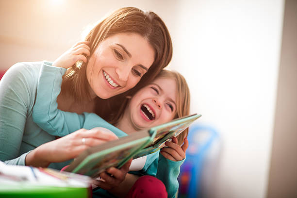 madre e hija pequeña - child book reading baby fotografías e imágenes de stock