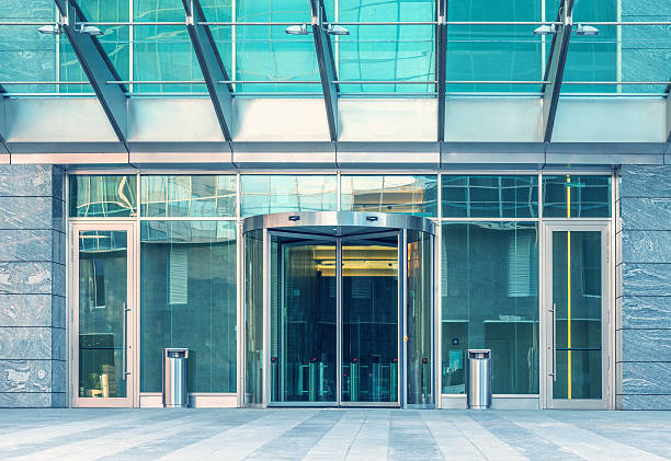 entrée de l'immeuble moderne. - porte entrée photos et images de collection