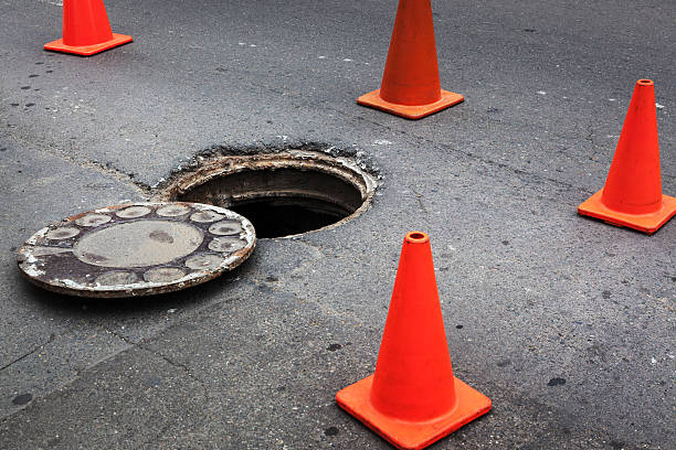 aprire pozzetto - road street thoroughfare hole foto e immagini stock