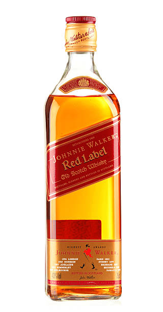 bouteille de whisky johnnie walker - johnnie walker scotch whisky whisky alcohol photos et images de collection