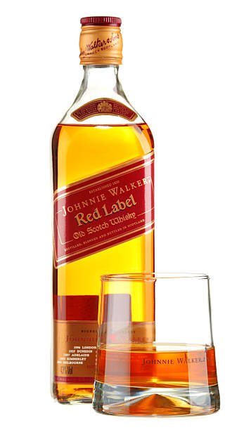 bouteille de whisky johnnie walker - johnnie walker scotch whisky whisky alcohol photos et images de collection