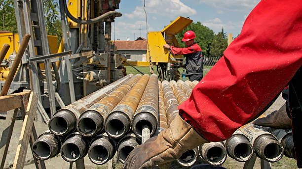 drilling rig e olio di due lavoratori - hydraulic platform hose oil industry industry foto e immagini stock
