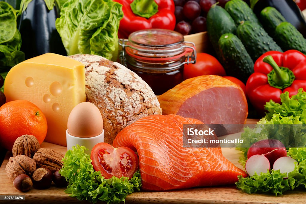 Bio-Speisen, darunter Gemüse, Obst, Brot, Milch und Fleisch - Lizenzfrei Fisch Stock-Foto