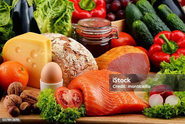 Biospeisen Darunter Gemüse Obst Brot Milch Und Fleisch Stockfoto und mehr Bilder von Fisch