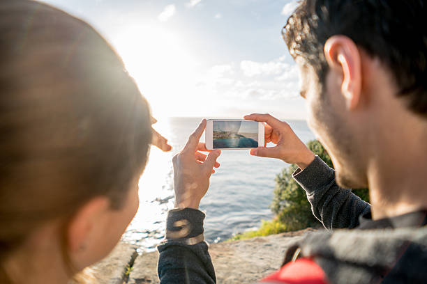 일몰 사진을 찍는 등산객 - australia photographing camera beach 뉴스 사진 이미지