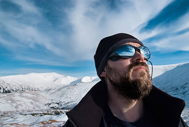 portret człowiek w okularach i brodą - on top of mountain peak success cold zdjęcia i obrazy z banku zdjęć
