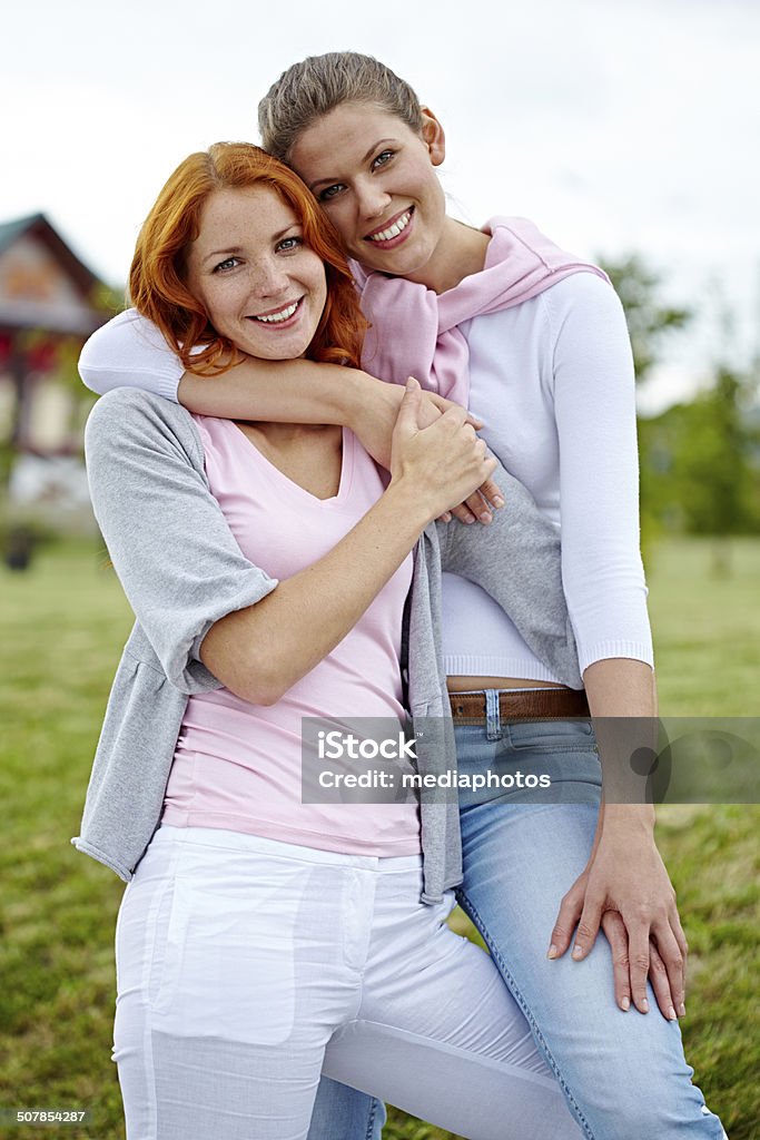 girlfriends homosexual couple outdoors 20-29 Years Stock Photo