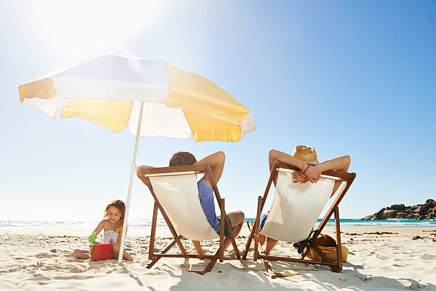 spaß für alle am strand - strandschirm stock-fotos und bilder