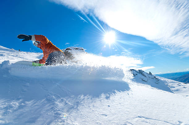 snowboarder sie auf ein blauer himmel tag - ski resort hut snow winter stock-fotos und bilder