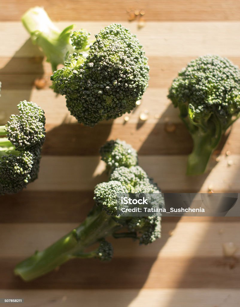 Broccoli al sole - Foto stock royalty-free di Alimentazione sana