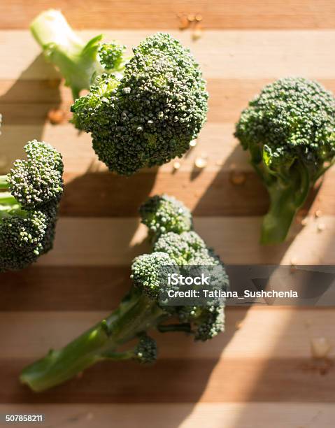 Broccoli Al Sole - Fotografie stock e altre immagini di Alimentazione sana - Alimentazione sana, Broccolo, Cibi e bevande