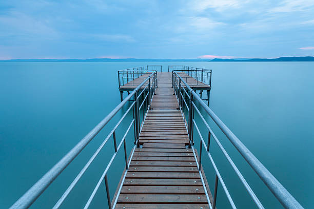 pier» и озеро - disapear into horizon стоковые фото и изображения