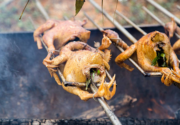 polli su rosticceria - asian culture barbecue chicken smoke foto e immagini stock