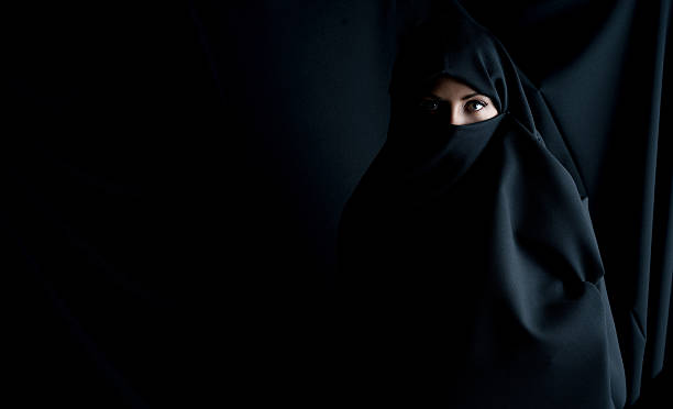 modeporträt einer muslimischen frau - schleier stock-fotos und bilder