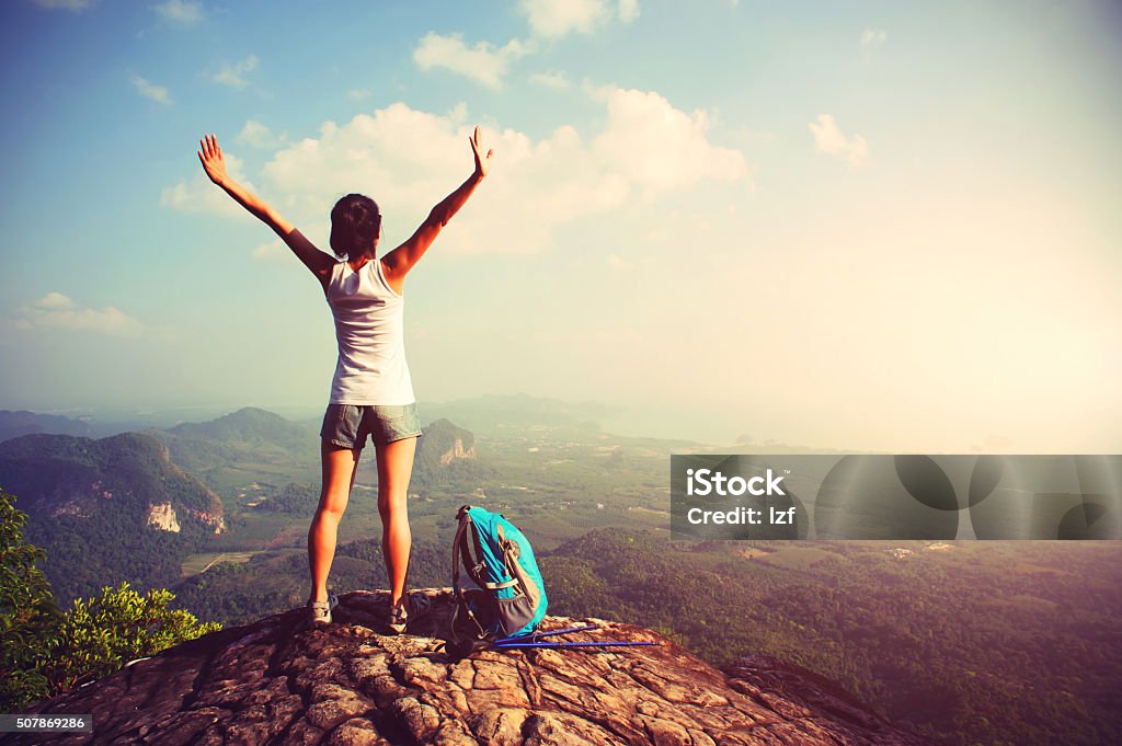 Mujer deportiva Disfrute de la vista en la cima de la montaña - Foto de stock de Pico - Montaña libre de derechos
