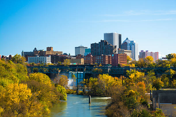 horizonte de la ciudad de rochester y cascada vista - rochester estado de nueva york fotografías e imágenes de stock