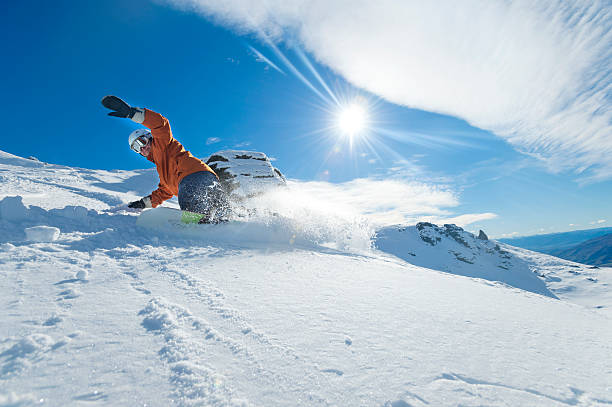 snowboarder sie auf ein blauer himmel tag - ski resort hut snow winter stock-fotos und bilder