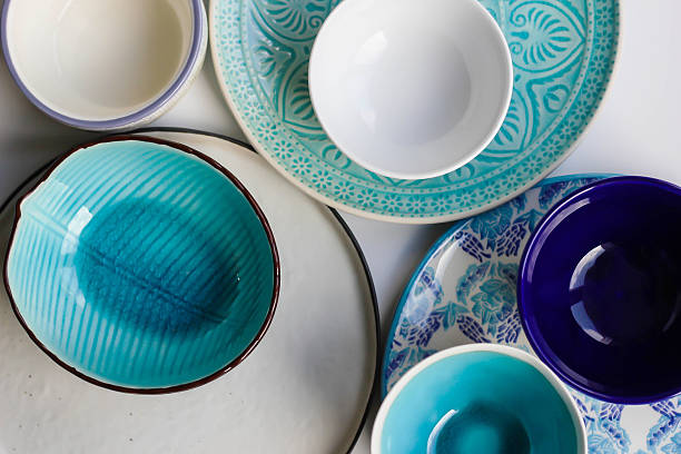 pilha de placas e bowls - plate ceramics pottery isolated imagens e fotografias de stock