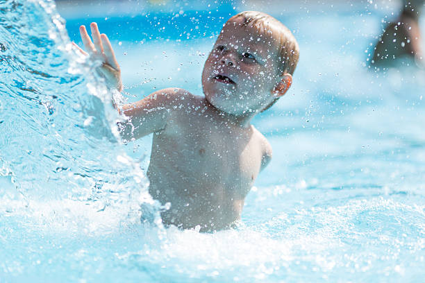 소년만 물 공원 - wading child water sport clothing 뉴스 사진 이미지