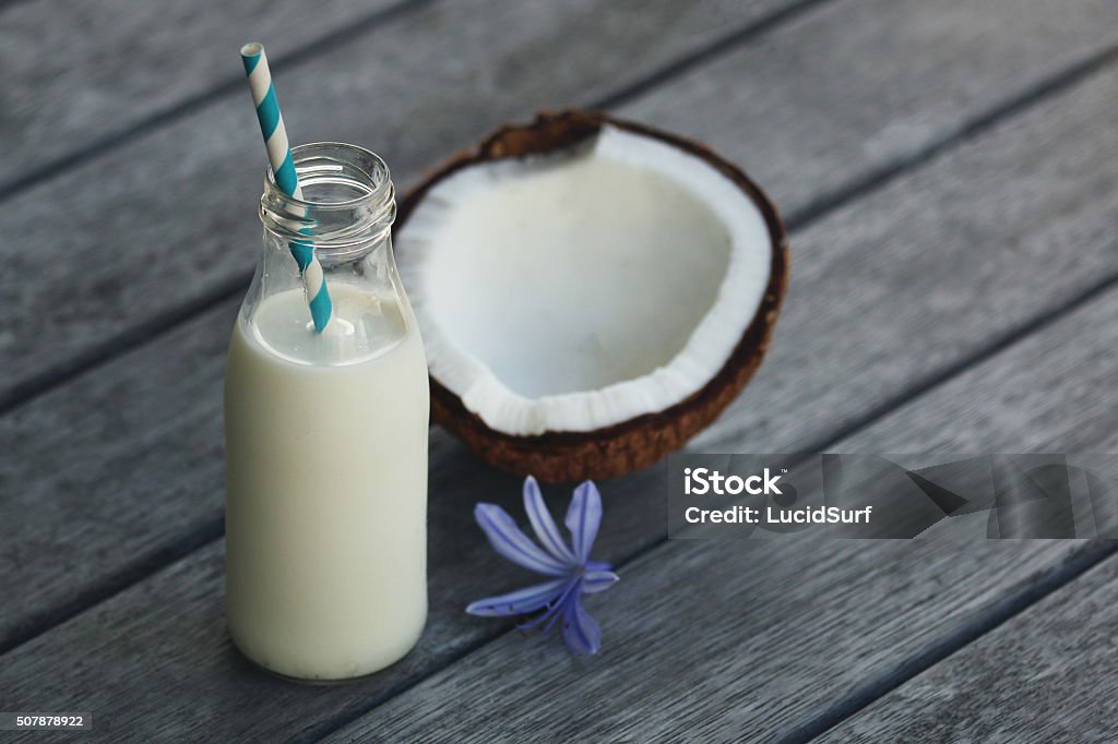 Leite de coco em garrafa - Foto de stock de Leite de coco royalty-free