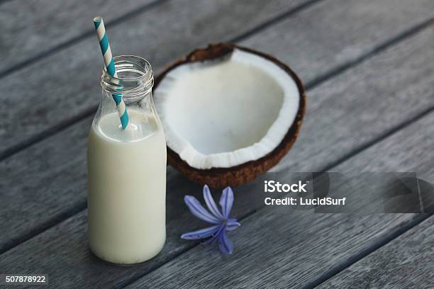 Foto de Leite De Coco Em Garrafa e mais fotos de stock de Leite de coco - Leite de coco, Alimentação Saudável, Antioxidante