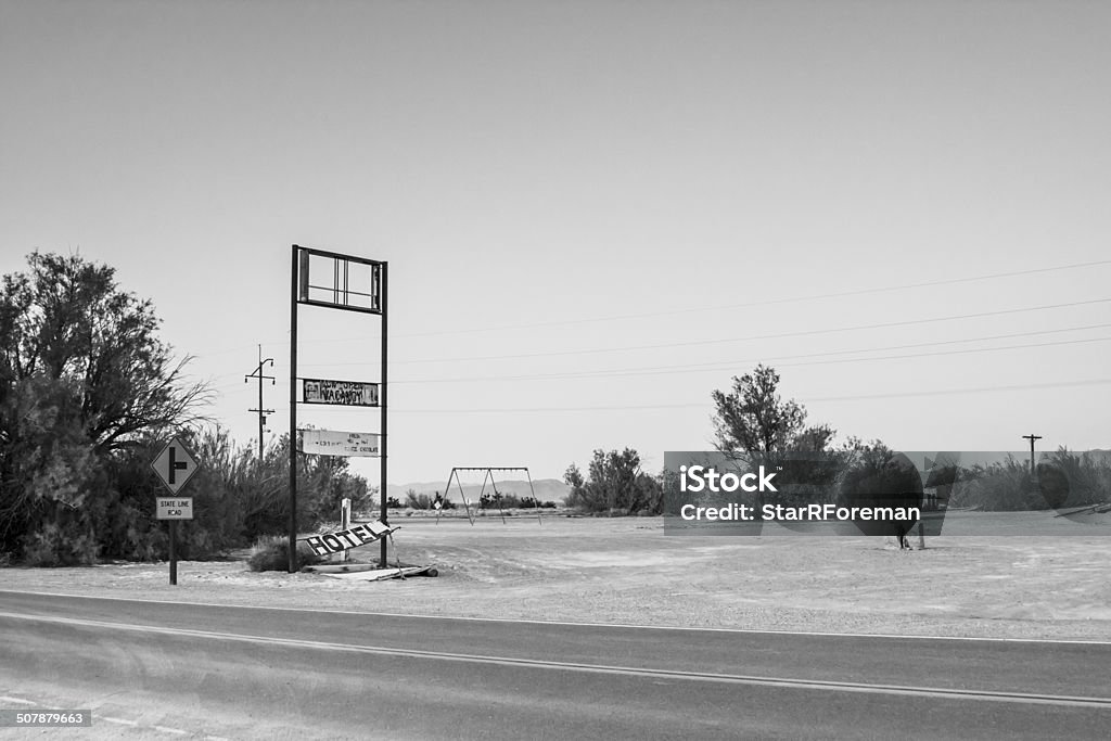 Abandonado señal del Hotel y del patio de recreo parque nacional Death Valley, California - Foto de stock de Aire libre libre de derechos