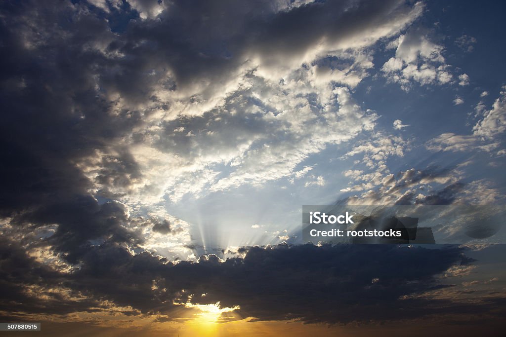 Nubes con los rayos del sol radiante detrás de la nube - Foto de stock de Amanecer libre de derechos