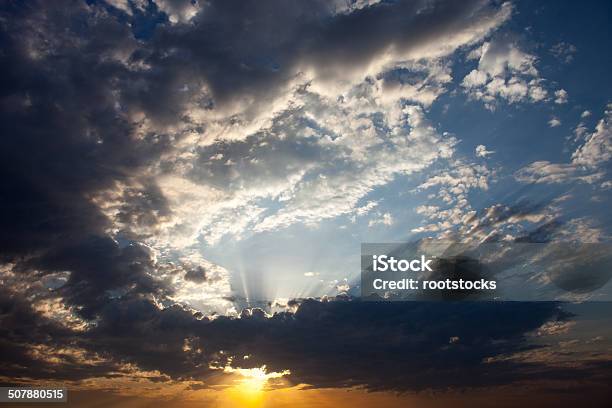 Foto de Cloudscape Com O Sol Por Trás Da Nuvem Irradia e mais fotos de stock de Amarelo - Amarelo, Azul, Branco