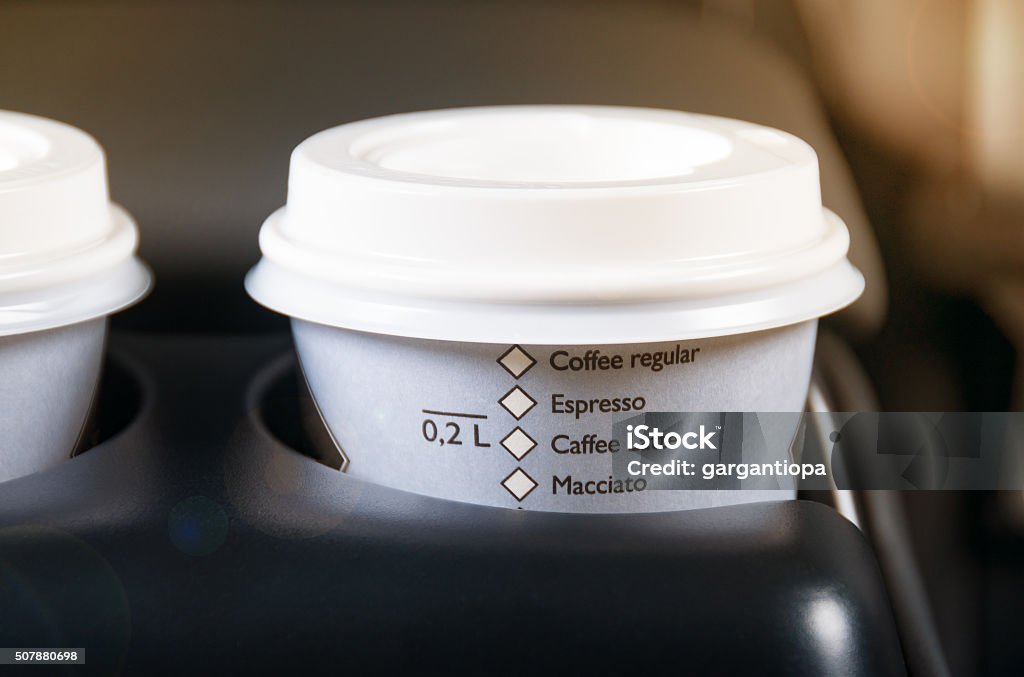 Tazas, café de papel en el interior del coche copa soporte. - Foto de stock de Café - Bebida libre de derechos