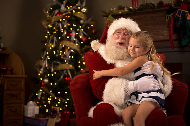 Santa Claus abrazándose un niño - foto de stock