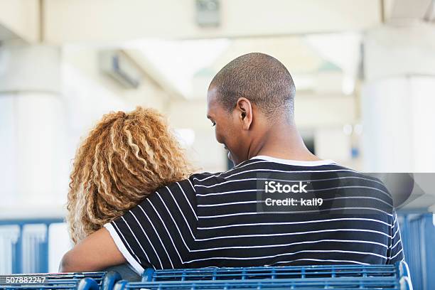 Jovem Casal Americano Africano - Fotografias de stock e mais imagens de Metropolitano - Metropolitano, Casal, Sentar-se