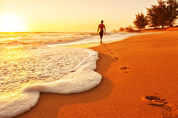 coucher de soleil surfeur - surfing men hawaii islands wave photos et images de collection