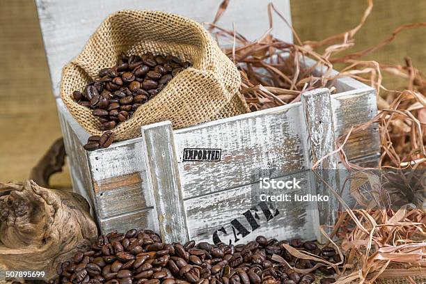 Ganze Gebratene Kaffeebohnen Vor Alten Hölzernen Box Stockfoto und mehr Bilder von Braun