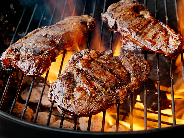 churrasco de carnes - strip steak steak barbecue grill cooked - fotografias e filmes do acervo