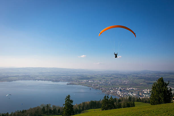 paraglider w zug w szwajcarii i lake - mountain landscape rock european alps zdjęcia i obrazy z banku zdjęć