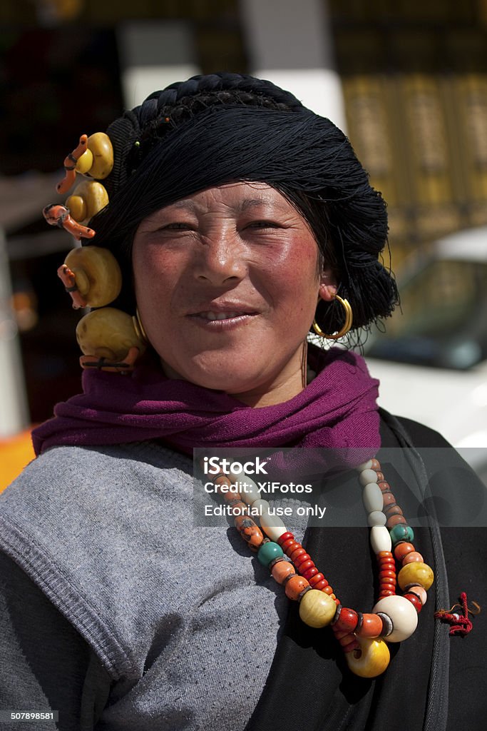 Retrato de una mujer tibetano - Foto de stock de Adulto libre de derechos