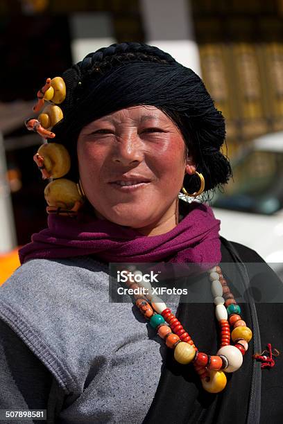 Retrato De Una Mujer Tibetano Foto de stock y más banco de imágenes de Adulto - Adulto, Adulto joven, Aire libre