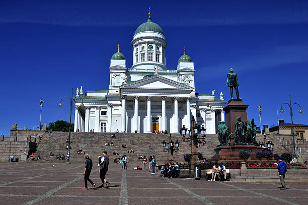 les touristes visiter la cathédrale d'helsinki, finlande - church saint peter alexander horizontal photos et images de collection