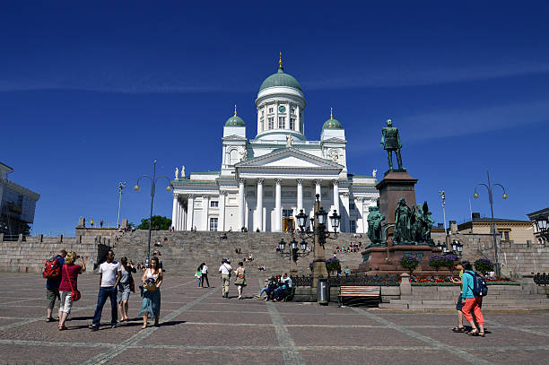les touristes visiter la cathédrale d'helsinki, finlande - church saint peter alexander horizontal photos et images de collection